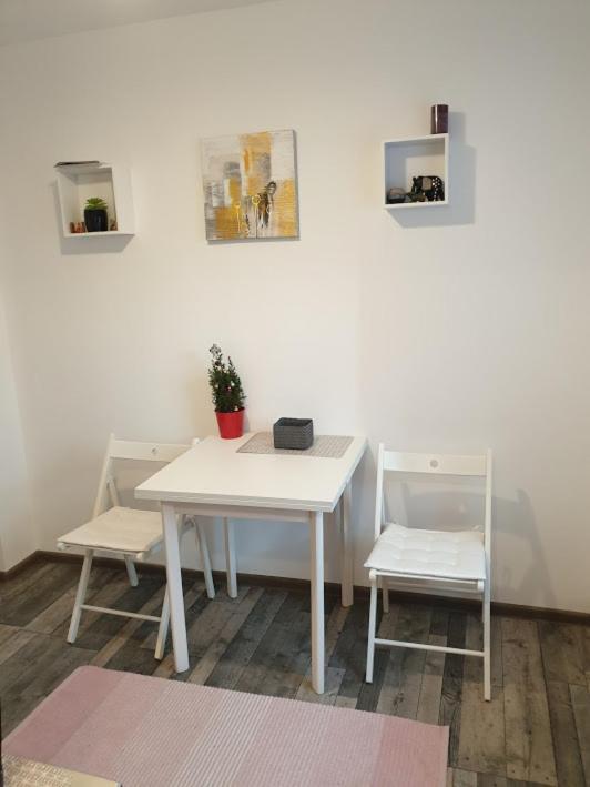 Garsoniera Maria Apartment Onesti Exterior photo